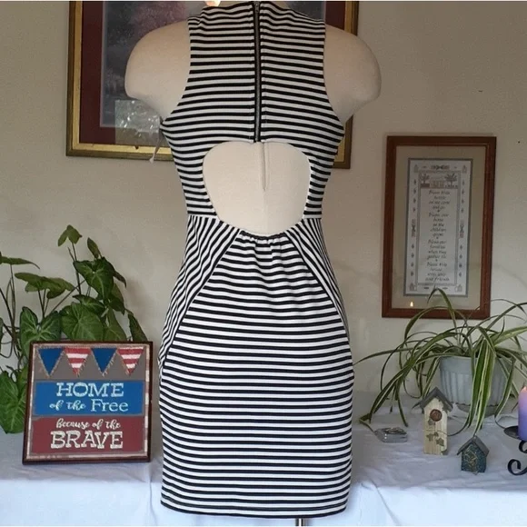 Trixxi Bodycon Dress - Picture 2 of 8